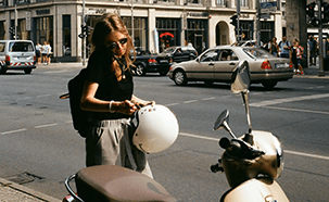 Femme à côté de son scooter