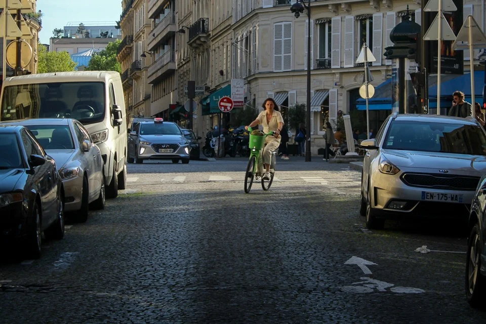 D'où vient le contresens vélo, souvent critiqué à Paris ?