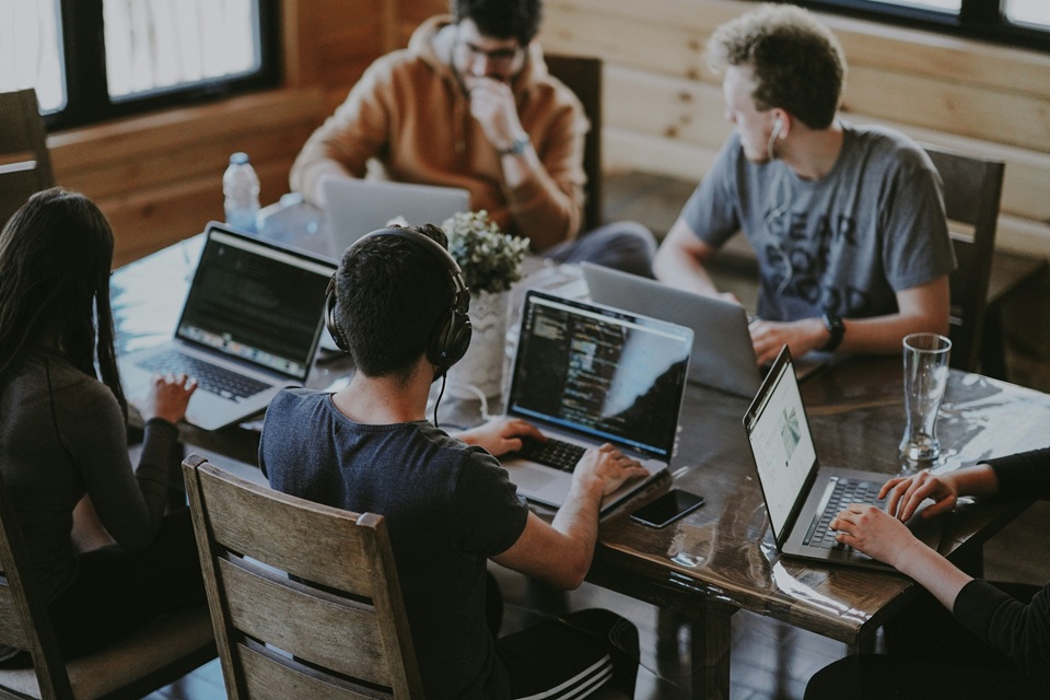 Retour au bureau : 5 avantages collaborateurs qui transforment la contrainte en opportunité