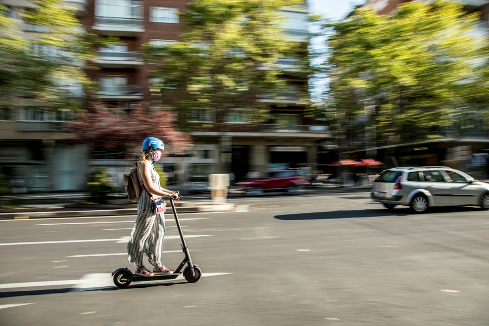 Trottinettes électriques : casque et gilet désormais obligatoires à Paris et en petite couronne